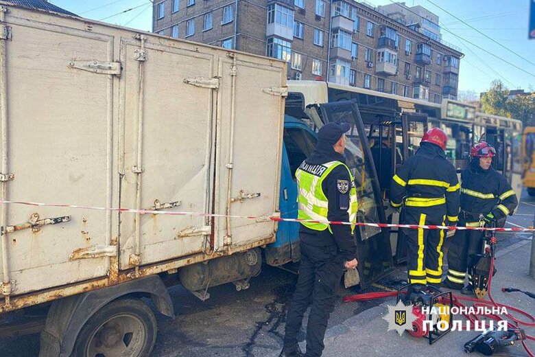 В результате столкновения Газели и маршрутки в Киеве погибла женщина. Водитель был трезвым и утверждает, что у автомобиля отказали тормоза.