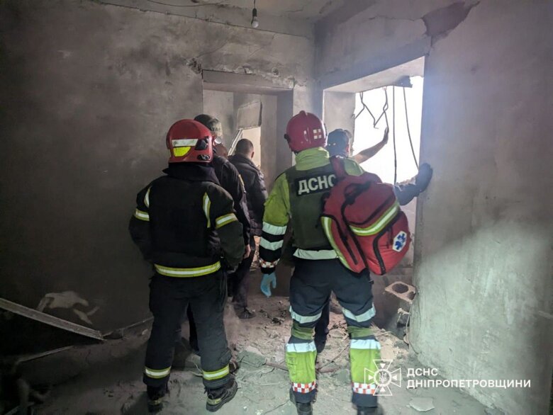 На фото видно, что в Кривом Роге разрушены квартиры с первого по пятый этаж одного из подъездов.