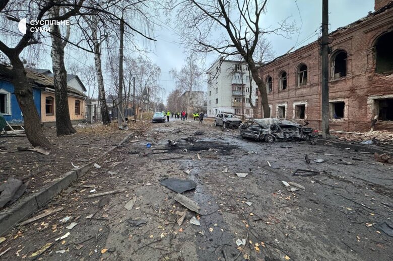 У Сумах двоє загиблих та 12 поранених внаслідок масованої атаки дронів. У місті проводяться пошуково-рятувальні та аварійно-відновлювальні роботи.