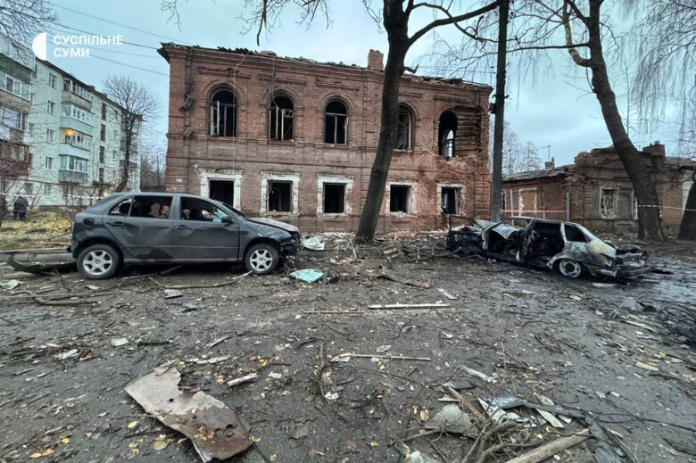 У Сумах двоє загиблих та 12 поранених внаслідок масованої атаки дронів. У місті проводяться пошуково-рятувальні та аварійно-відновлювальні роботи.