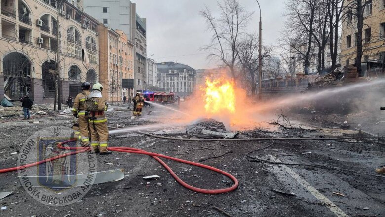 По Києву вранці було випущено 8 ракет, уламки впали у трьох районах міста. Кількість постраждалих зростає, є непідтверджена інформація про загиблого.