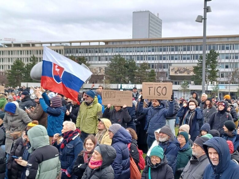 В понедельник, 23 декабря, в Братиславе прошла акция протеста в ответ на визит премьер-министра страны Роберта Фицо в Москву.