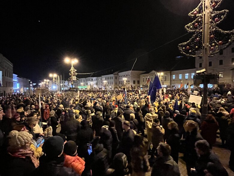 У Словаччині розпочалися протести з вимогою відставки прем'єр-міністра Роберта Фіцо. На вулиці вийшли десятки тисяч людей у ​​різних містах країни.