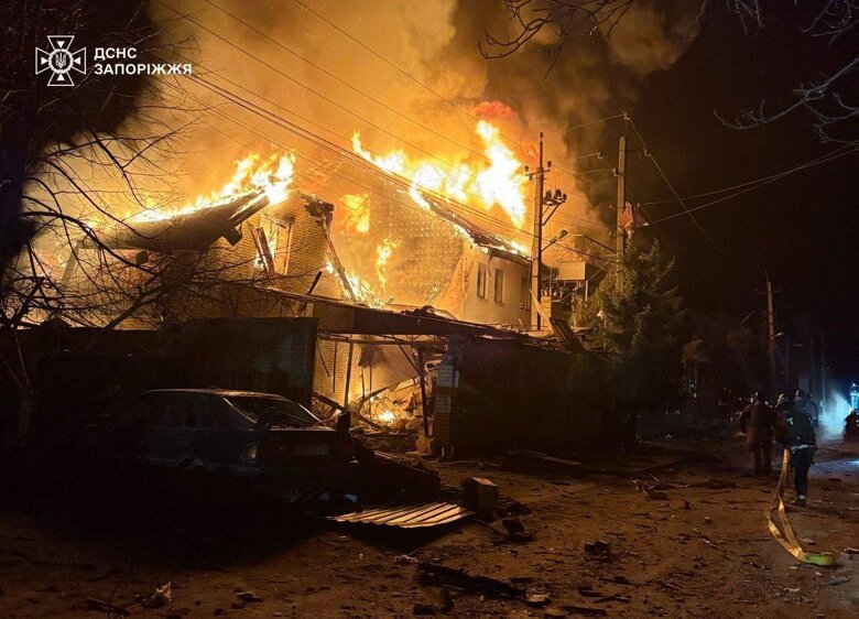 Появились фото последствий ночной атаки дронов на Одессу. В городе горели торговый центр, магазины, повреждена многоэтажка.