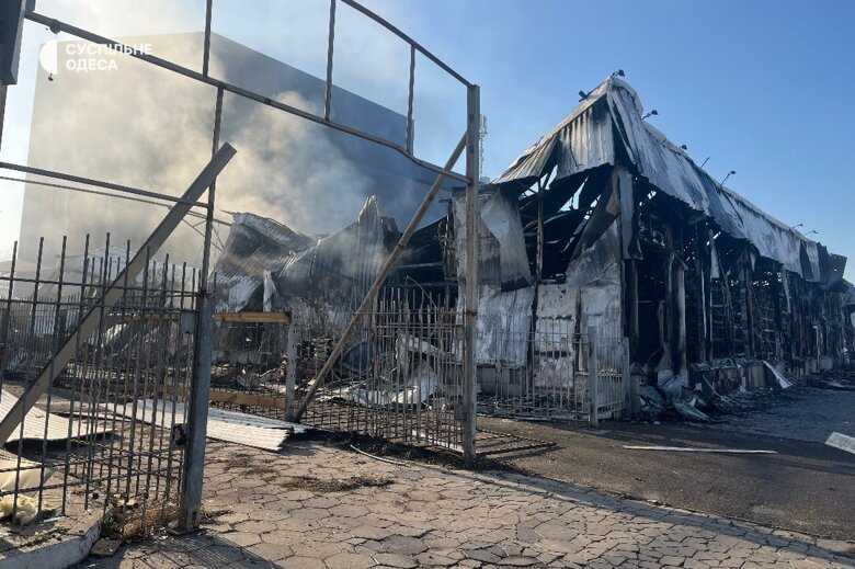 Появились фото последствий ночной атаки дронов на Одессу. В городе горели торговый центр, магазины, повреждена многоэтажка.