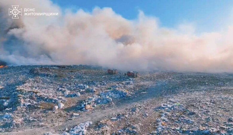 В Житомире произошел пожар на полигоне твердых бытовых отходов. Из-за экологической ситуации школы перевели на дистанционный формат обучения.