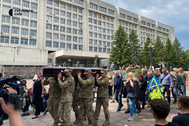 В столице сегодня простились с погибшим на войне актером и телеведущим Максимом Нелипой, который еще в 2022 году вступил в ряды ВСУ.