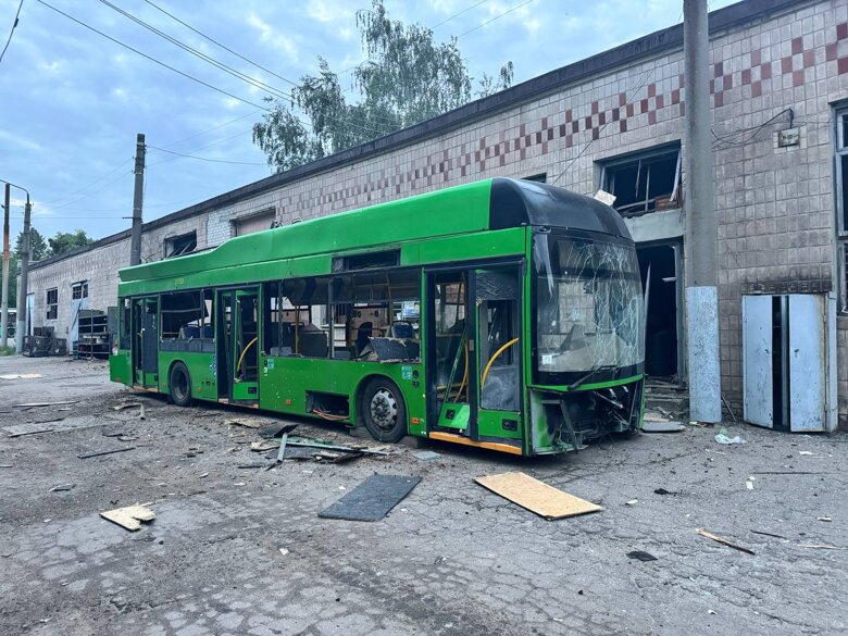 В Харькове дроны ударили по депо, где проходят ремонт и обслуживания троллейбусы. Фото последствий атаки.