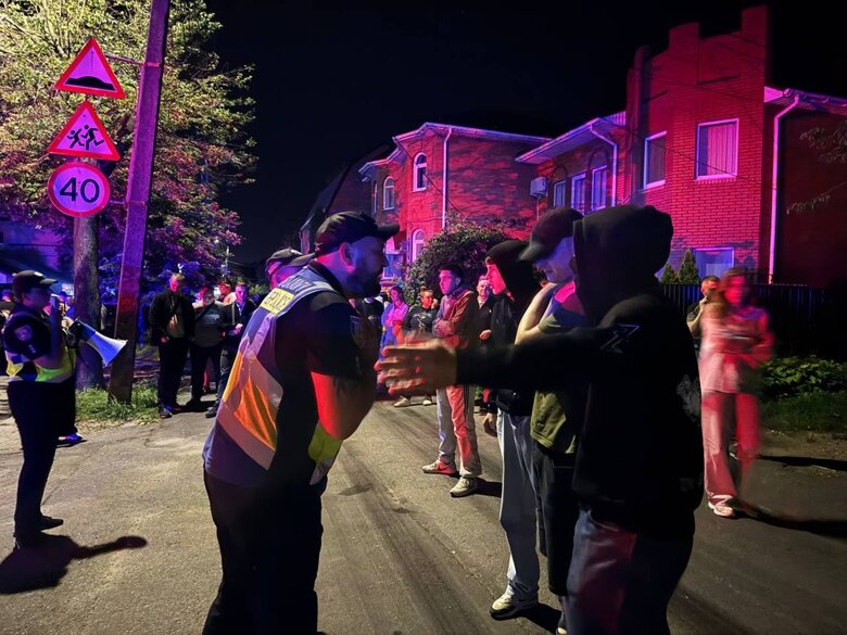 Увечері 1 серпня біля Центрального стадіону Вінниці виник масштабний конфлікт між місцевими жителями та ТЦК. На місці почалися сутички.