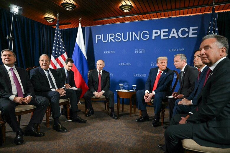 Президент США Трамп и российский диктатор путин прилетели на Аляску, встретились на авиабазе Элмендорф-Ричардсон и начали переговоры.