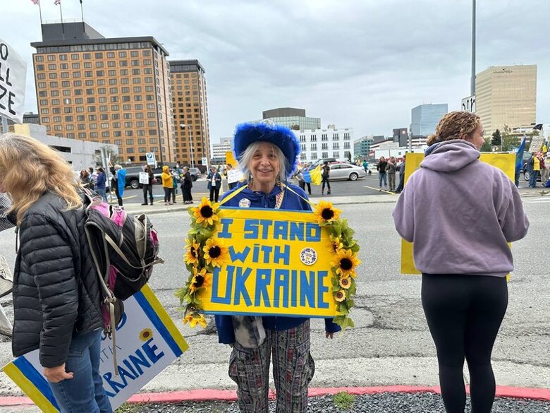 В Анкоридже во время встречи Трампа и путина продолжаются проукраинские митинги с требованием прекратить войну.