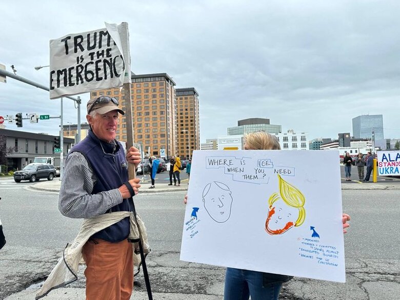 В Анкоридже во время встречи Трампа и путина продолжаются проукраинские митинги с требованием прекратить войну.
