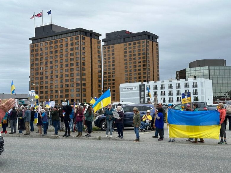 В Анкоридже во время встречи Трампа и путина продолжаются проукраинские митинги с требованием прекратить войну.