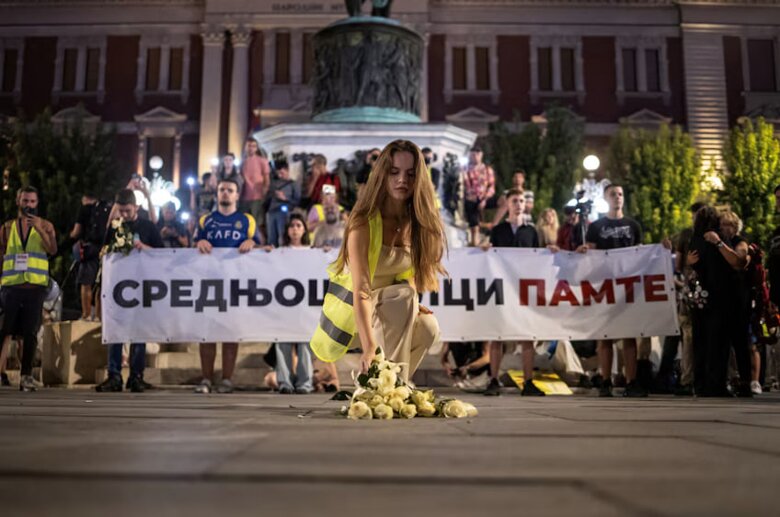 В столице Сербии прошла массовая акция протеста в память о 16 жертвах трагедии в Новом Саде. Участники обвиняют власть в коррупции и требуют досрочных выборов.