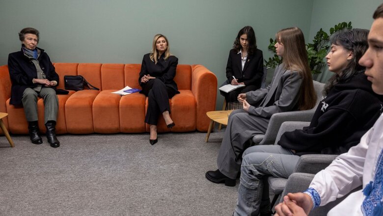 Принцеса Анна під час неоголошеного візиту до Києва зустрілася із президентом Зеленським, підтримала родини постраждалих та вшанувала пам’ять загиблих за час війни дітей.