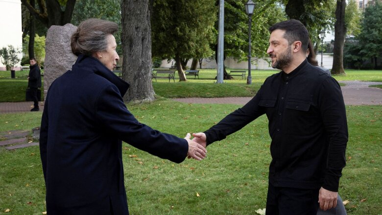 Принцеса Анна під час неоголошеного візиту до Києва зустрілася із президентом Зеленським, підтримала родини постраждалих та вшанувала пам’ять загиблих за час війни дітей.