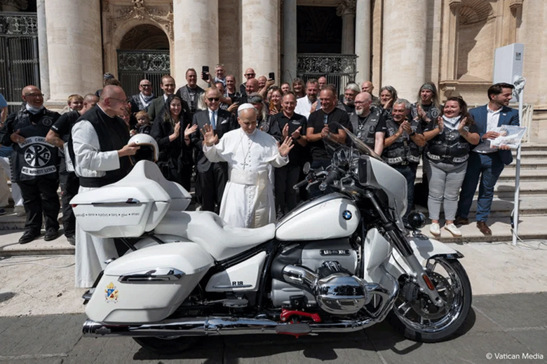 В Мюнхене на аукционе будут продавать мотоцикл BMW R 18 Transcontinental. Его владельцем является Папа Римский Лев XIV. Деньги от продажи пойдут на благотворительность.