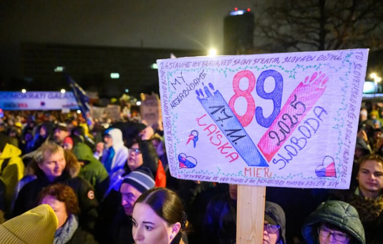 У Словаччині відбулися масові протести проти прем’єра Роберта Фіцо у річницю Оксамитової революції. Громадяни виступили проти його проросійського курсу та скасування державного свята.