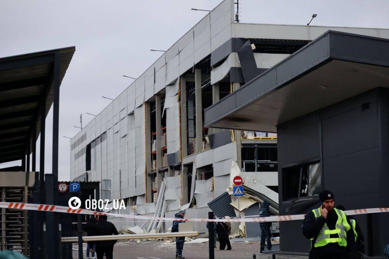 Російський удар зруйнував логістичний центр Novus у Києві. Загинули четверо людей, п’ятеро поранені. Мережа обіцяє швидко відновити роботу.