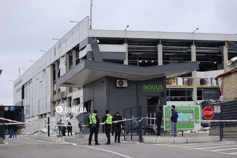 Російський удар зруйнував логістичний центр Novus у Києві. Загинули четверо людей, п’ятеро поранені. Мережа обіцяє швидко відновити роботу.
