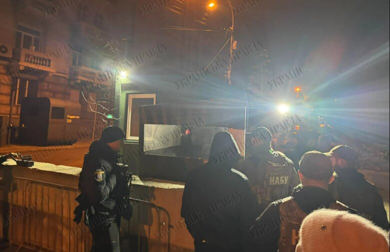 28 листопада НАБУ та САП провели обшук у керівника Офісу президента Андрія Єрмака. Журналісти зафіксували прибуття близько 10 співробітників на територію урядового кварталу.