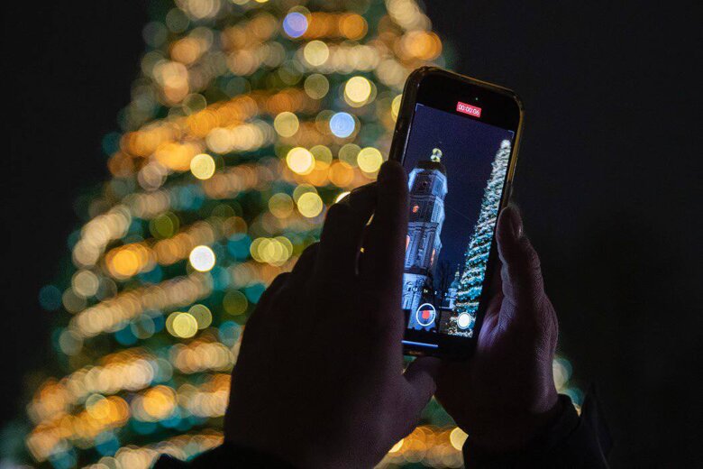 У п'ятницю, 5 грудня, на Софійській площі столиці запалили вогні на головній ялинці країни. Висота штучного дерева складає 16 метрів.