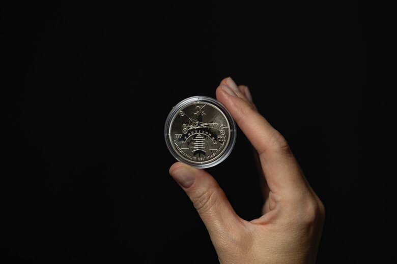 Нацбанк ввел в оборот памятную монету из нейзильбера, посвященную деятельности Службы безопасности Украины и ее спецоперации Паутина.