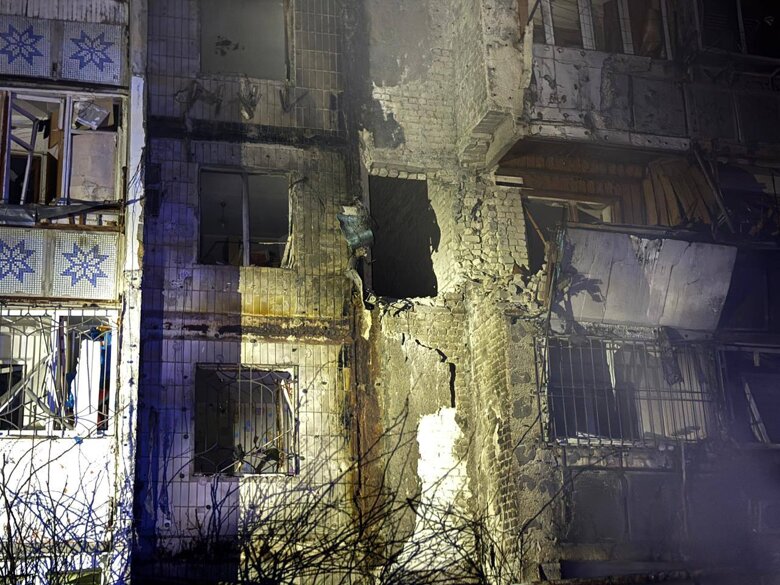 Російські війська запустили ударні безпілотники на Одесу та область, зафіксовано влучання дрона у багатоповерховий будинок. Внаслідок атаки частина Одеси залишилася без світла, водопостачання та опалення