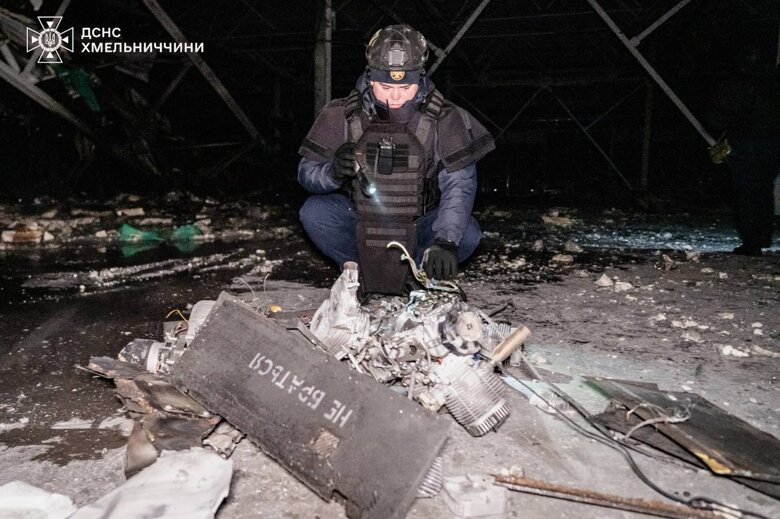 В ніч на 18 січня російські дрони атакували Хмельницьку область. ДСНС показала наслідки удару по підприємству.