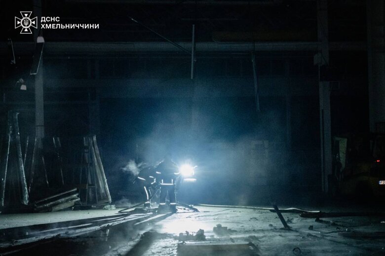 В ніч на 18 січня російські дрони атакували Хмельницьку область. ДСНС показала наслідки удару по підприємству.