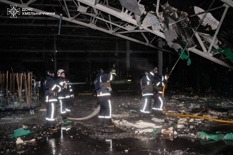 В ніч на 18 січня російські дрони атакували Хмельницьку область. ДСНС показала наслідки удару по підприємству.
