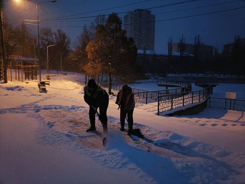 У Києві в четвер, 5 лютого, через снігопад та ожеледицю утворились численні затори як на правому, так і на лівому берегах столиці. Негода також спричинила ДТП у різних районах міста.