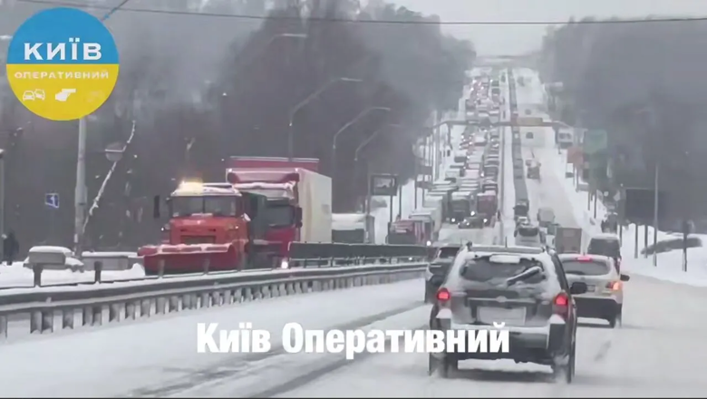 У Києві в четвер, 5 лютого, через снігопад та ожеледицю утворились численні затори як на правому, так і на лівому берегах столиці. Негода також спричинила ДТП у різних районах міста.