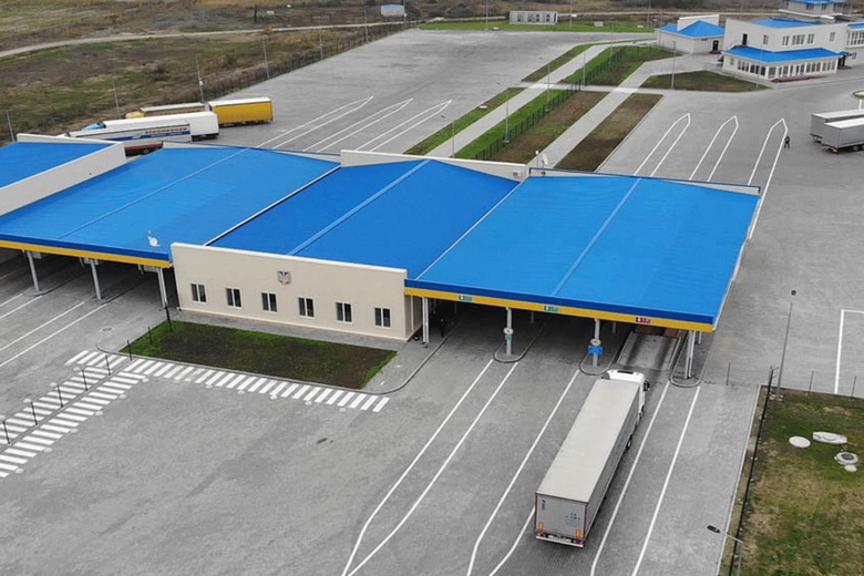 На одном из пунктов пропуска украинско-румынской границы ввели временные ограничения пересечения для грузового и пассажирского транспорта из-за непогоды.