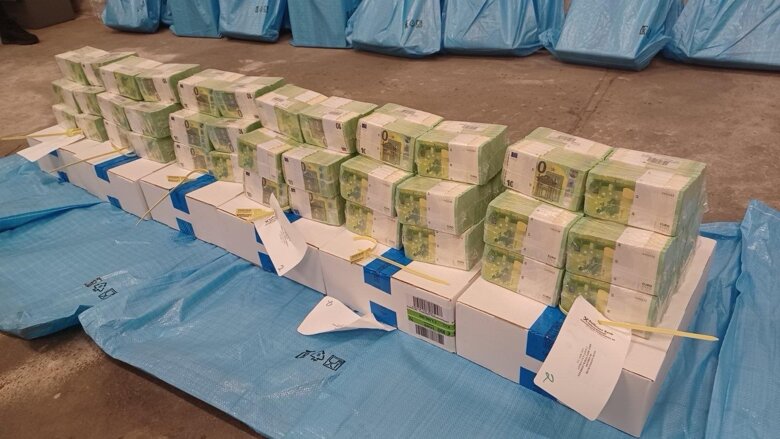 Влада Угорщини опублікувала фото грошей та золотих злитків, конфіскованих у інкасаторів Ощадбанку, яких затримали на території країни.