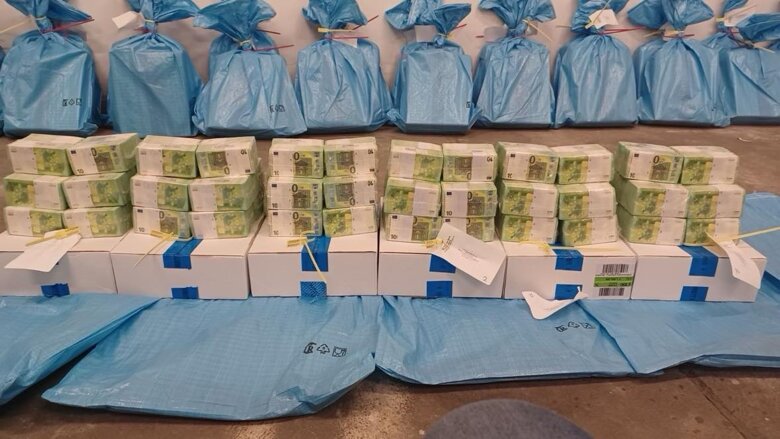 Власти Венгрии опубликовали фото денег и золотых слитков, конфискованных у инкассаторов Ощадбанка, которых задержали на территории страны.