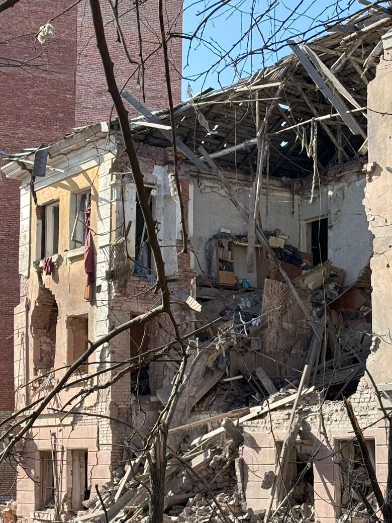 Вранці 10 березня російські війська здійснили авіаудар по Слов’янську на Донеччині. Внаслідок атаки загинули двоє людей і щонайменше 11 отримали поранення.