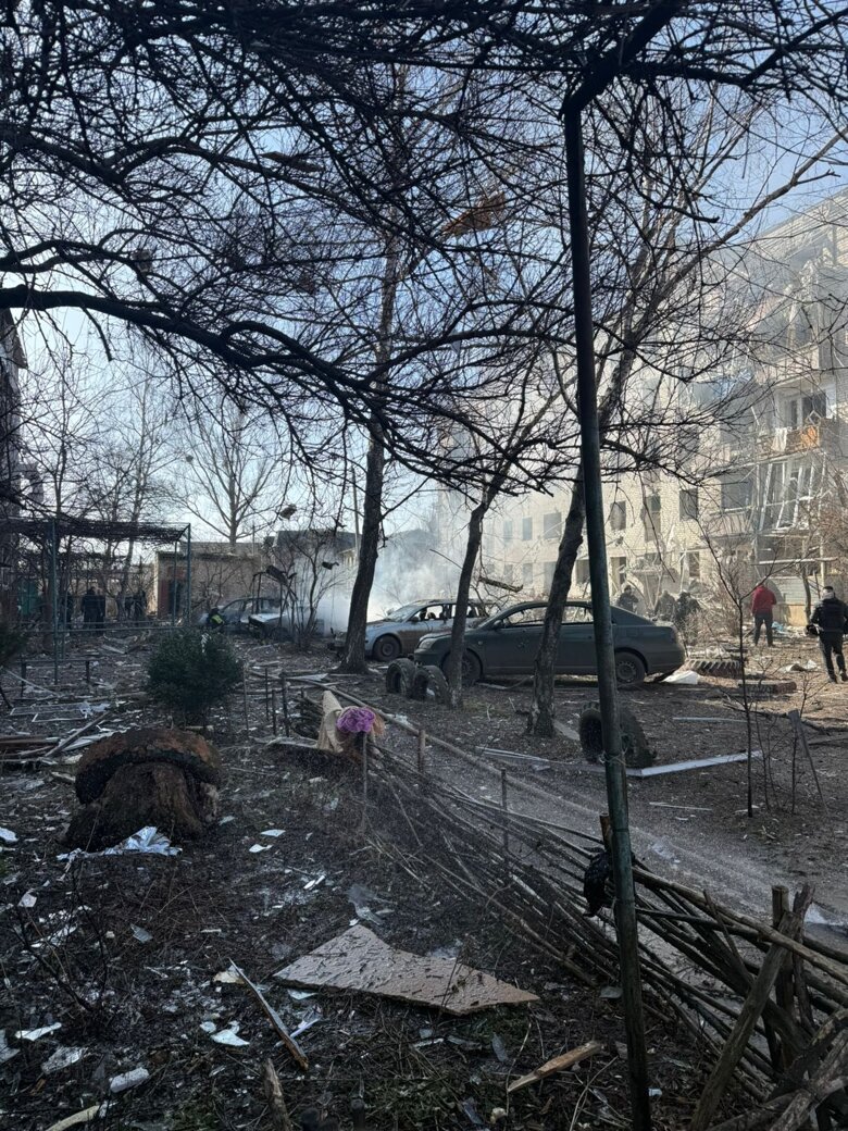 Вранці 10 березня російські війська здійснили авіаудар по Слов’янську на Донеччині. Внаслідок атаки загинули двоє людей і щонайменше 11 отримали поранення.