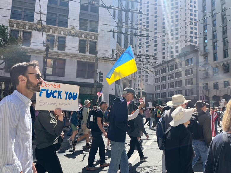 Рекордная волна протестов «No Kings» охватила США: миллионы граждан вышли на улицы из-за недовольства политикой Трампа, стремительного роста цен на топливо и введения новых торговых пошлин.
