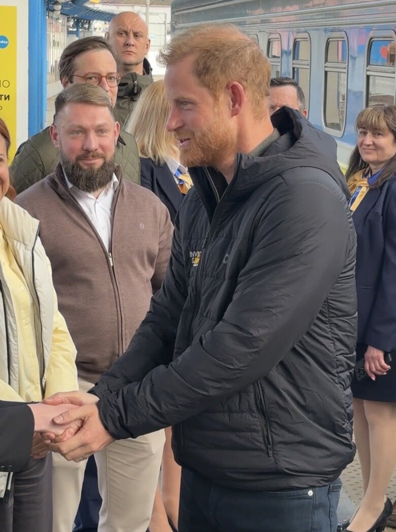 Британський принц Гаррі відвідав Київ із неанонсованим візитом, щоб нагадати світу про війну в Україні та підтримати українців.