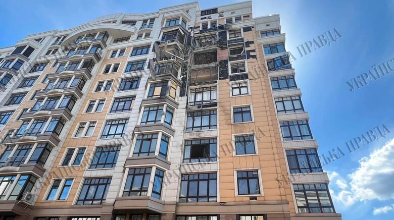 У Києві під час нічної атаки пошкоджено будинок на Грушевського, 9а, де розташовані квартири Володимира Зеленського та Тимура Міндіча.