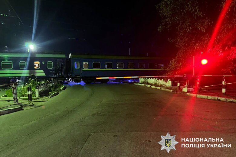 У Хмельницькому сталася смертельна ДТП на залізничному переїзді. Внаслідок зіткнення пасажирського потяга та легкового авто загинули двоє 18-річних пасажирів, ще двоє людей отримали травми.