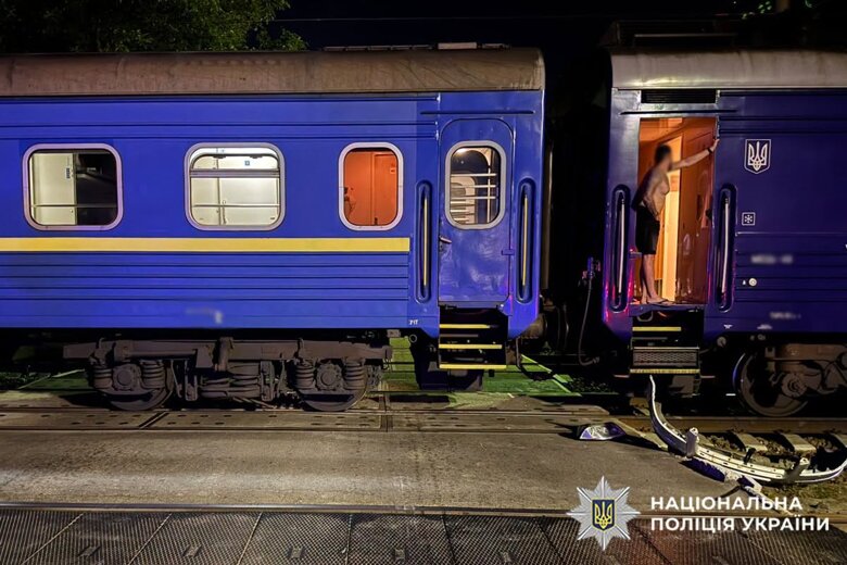 У Хмельницькому сталася смертельна ДТП на залізничному переїзді. Внаслідок зіткнення пасажирського потяга та легкового авто загинули двоє 18-річних пасажирів, ще двоє людей отримали травми.