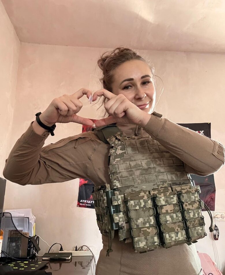 Командирка взводу зв'язку Харлі Квін розповідає в інтерв'ю Слово і діло про головну проблему з навчальними центрами, технологічну мінливість війни та труднощі з оплатою терміналів Starlink.