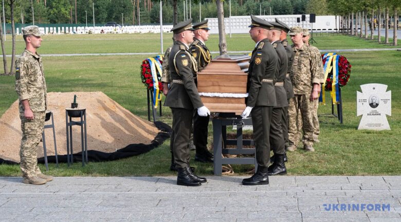На Национальном военном мемориальном кладбище перезахоронили останки полковника Армии УНР и первого главы ОУН Евгения Коновальца.
