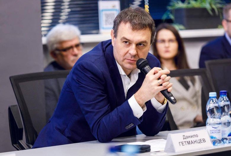 Нардеп Данило Гетманцев зробив заяву щодо інформації у медіа про бажання контролювати Сенс банк. Він відкинув таку ймовірність та заявив, що готовий пройти поліграф.