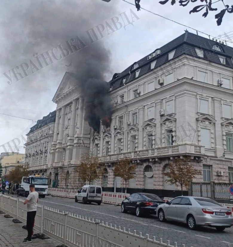 Российский беспилотник попал в центральное здание Службы безопасности Украины по улице Владимирской в ​​Киеве, заявил Зеленский.