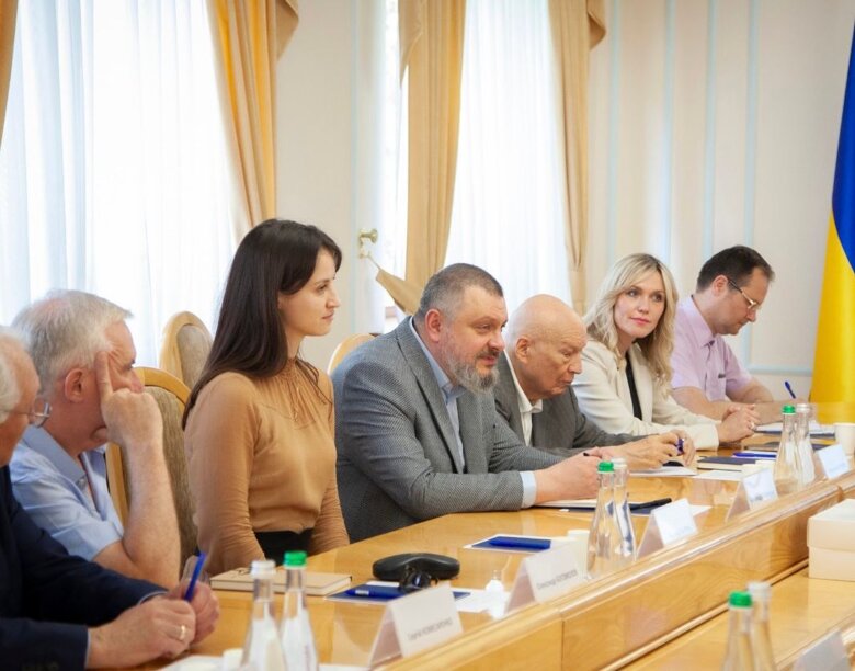 Три роки тому Володимир Зеленський пообіцяв створити в межах національної дискусії Українську доктрину, але у 2026-му про неї нічого не чути. Слово і діло розповідає про забутий план президента з пошуку української національної ідеї.
