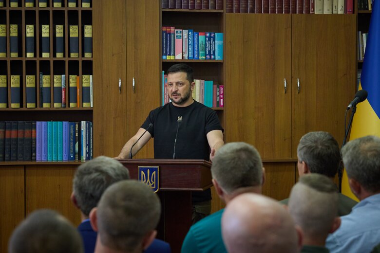 Три года назад Владимир Зеленский пообещал создать в рамках национальной дискуссии Украинскую доктрину, но в 2026-м о ней ничего не слышно. Слово и дело рассказывает о забытом плане президента по поиску украинской национальной идеи.