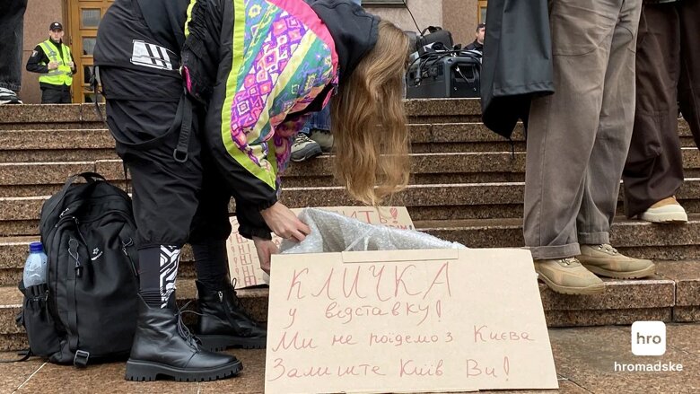 В Киеве сотни людей собрались возле КГГА на акцию протеста. Среди требований – отставка мэра, надлежащая подготовка столицы к зиме и обустройство мобильных укрытий.